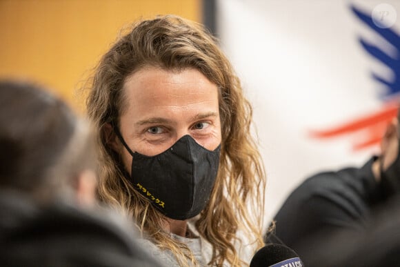 Conférence de presse du chanteur Julien Doré dans les locaux du Secours Populaire Français des Alpes Maritimes pour soutenir les victimes de la tempête Alex, le 23 novembre 2020. Lucie Choquet/ABACAPRESS.COM