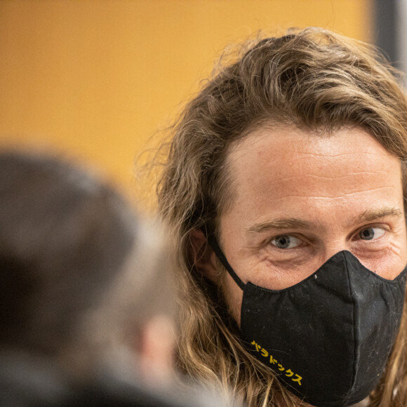 Conférence de presse du chanteur Julien Doré dans les locaux du Secours Populaire Français des Alpes Maritimes pour soutenir les victimes de la tempête Alex, le 23 novembre 2020. Lucie Choquet/ABACAPRESS.COM