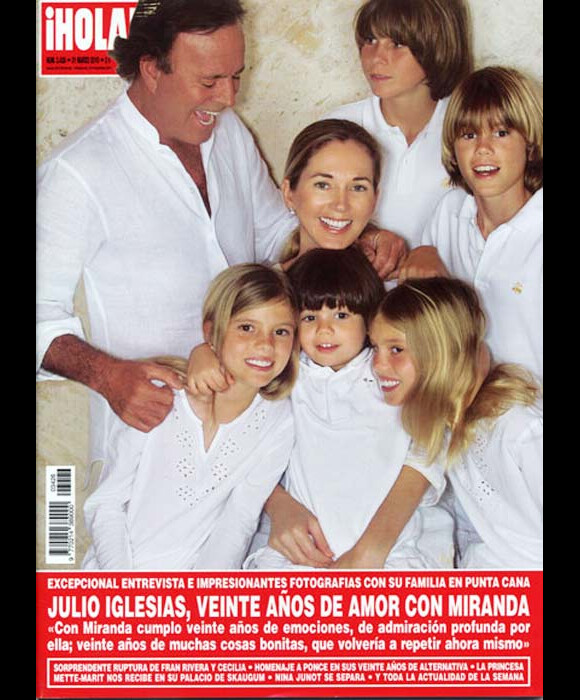 Julio Iglesias en couverture de Hola avec sa compagne Miranda et leurs cinq enfants