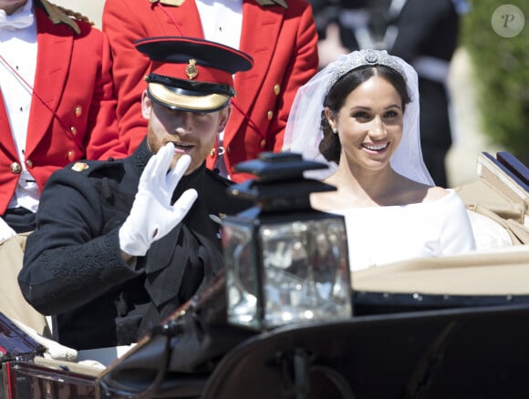 Ainsi, selon le journaliste expert royal, le prince William "ne voulait pas" que Meghan Markle porte les bijoux de Diana à son mariage 
Le prince Harry, duc de Sussex, et Meghan Markle, duchesse de Sussex, en calèche à la sortie du château de Windsor après leur mariage le 19 mai 2018 