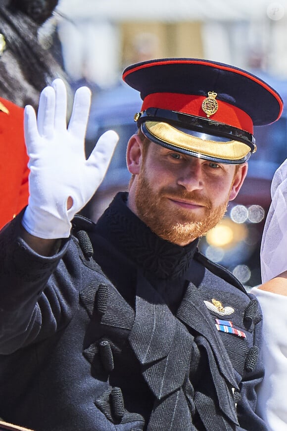 Le prince Harry, duc de Sussex, et M. Markle, duchesse de Sussex, en calèche à la sortie du château de Windsor après leur mariage à Windsor le 19 mai 2018. © Jack Abuin via ZUMA Wire / Bestimage