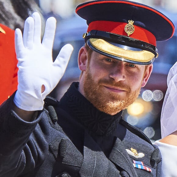 Le prince Harry, duc de Sussex, et M. Markle, duchesse de Sussex, en calèche à la sortie du château de Windsor après leur mariage à Windsor le 19 mai 2018. © Jack Abuin via ZUMA Wire / Bestimage