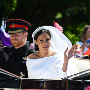 Le prince Harry, duc de Sussex, et Meghan Markle, duchesse de Sussex, en calèche à la sortie du château de Windsor après leur mariage le 19 mai 2018. 