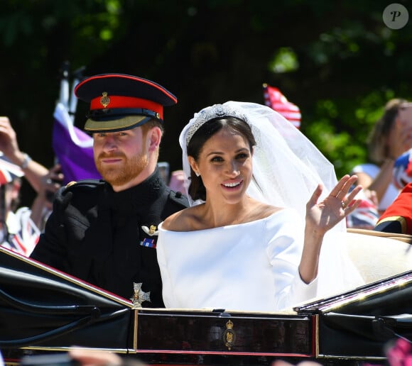 Le prince Harry, duc de Sussex, et Meghan Markle, duchesse de Sussex, en calèche à la sortie du château de Windsor après leur mariage le 19 mai 2018. 