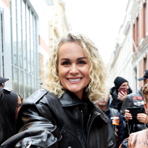 Ensemble, ils ont fondé une famille en adoptant Jade et Joy Hallyday
Laeticia Hallyday rencontre les bikers venus rendre hommage au chanteur lors de l'inauguration d'une plaque commémorative en hommage à Johnny Hallyday devant l'immeuble où le chanteur français a grandi dans le 9ème arrondissement de Paris, France, le 22 décembre 2023. Décédé en 2017, Johnny Hallyday fut pendant un demi-siècle l'incarnation du rock à la française. D'origine belge et né sous le nom de Jean-Philippe Smet, il naquit et passa une très grande partie de sa vie à Paris. Fière de cet héritage musical qu'il lui laissa, la Ville de Paris avait entrepris un premier hommage à l'artiste en donnant le nom de Johnny Hallyday à l'esplanade situé devant la salle de spectacle qu'il avait tant fait vibrer par le passé. Dans la continuité de ce premier hommage, la ville de Paris a souhaité à nouveau honorer la mémoire de ce natif de la capitale et une plaque commémorative est dévoilée devant l'immeuble dans lequel il grandit au 13 rue de la Tour des Dames dans le 9ème arrondissement. © Dominique Jacovides/Bestimage