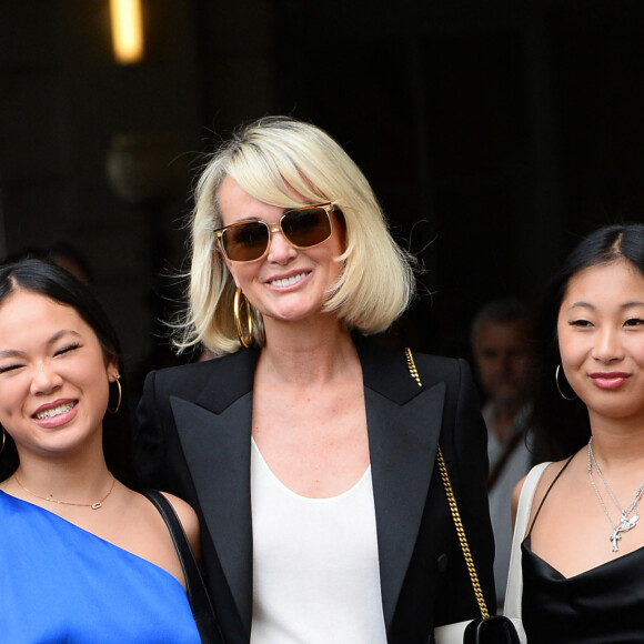 Laeticia Hallyday et ses filles Jade et Joy à leur arrivée au mariage de Claude Lelouch à la mairie du 18ème à Paris. Le 17 juin 2023