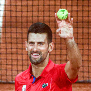 "Je vais aller visiter le village mais je n'y resterai pas car je sens que c'est mieux pour moi", indique Novak Djokovic
 
Novak Djokovic au Stade Roland-Garros. © Yegor Aleyev/TASS/Bestimage