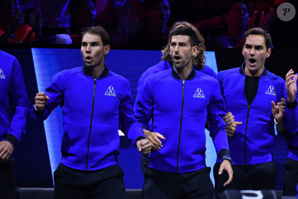 Roger Federer (Sui) , Rafael Nadal (Esp) , Stefanos Tsitsipas (Gre) , Novak Djokovic (Ser) - Tennis : Roger Federer, tire sa révérence en larmes, lors de Laver Cup à l'O2 Arena de Londres le 23 septembre 2022. La paire Federer/Nadal (Europe) s'est inclinée face à Sock/Tiafoe (Reste du monde) 4-6, 7-6 (7/2), 11-9. © Antoine Couvercelle / Panoramic / Bestimage