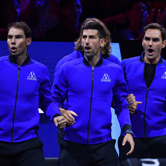 Roger Federer (Sui) , Rafael Nadal (Esp) , Stefanos Tsitsipas (Gre) , Novak Djokovic (Ser) - Tennis : Roger Federer, tire sa révérence en larmes, lors de Laver Cup à l'O2 Arena de Londres le 23 septembre 2022. La paire Federer/Nadal (Europe) s'est inclinée face à Sock/Tiafoe (Reste du monde) 4-6, 7-6 (7/2), 11-9. © Antoine Couvercelle / Panoramic / Bestimage