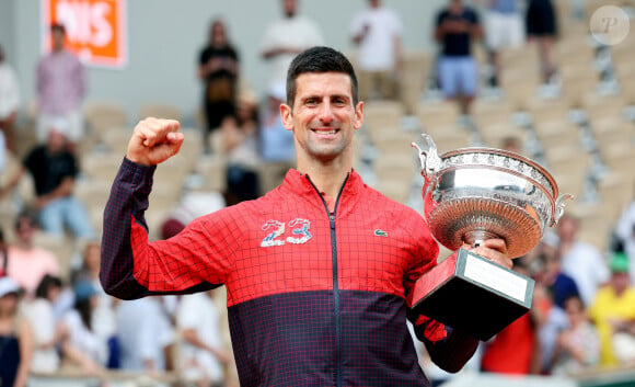 Novak Djokovic explique pourquoi il ne loge pas au village olympique
 
Novak Djokovic remporte les Internationaux de France de tennis de Roland Garros face à Casper Ruud. Novak Djokovic s'adjuge un 23ème titre record en Grand Chelem et dépasse Rafael Nadal, bloqué à 22 titres et forfait cette année. © Jacovides-Moeau/Bestimage