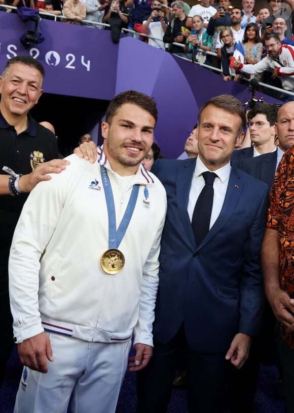 Abdelatif Benazzi, Antoine Dupont et le président Emmanuel Macron - La France remporte la finale en Rugby à 7 après sa victoire face à Fidji (et sa première médaille d'or) lors des Jeux Olympiques (JO) de Paris 2024 au Stade de France à Saint-Denis, Seine Saint-Denis, France, le 27 juillet 2024. © Jacovides-Perusseau/Bestimage