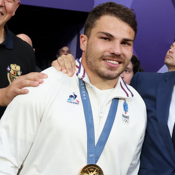 Abdelatif Benazzi, Antoine Dupont et le président Emmanuel Macron - La France remporte la finale en Rugby à 7 après sa victoire face à Fidji (et sa première médaille d'or) lors des Jeux Olympiques (JO) de Paris 2024 au Stade de France à Saint-Denis, Seine Saint-Denis, France, le 27 juillet 2024. © Jacovides-Perusseau/Bestimage