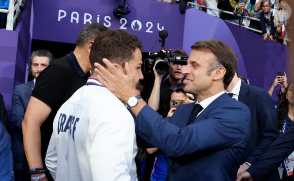 Antoine Dupont et le président Emmanuel Macron - La France remporte la finale en Rugby à 7 après sa victoire face à Fidji (et sa première médaille d'or) lors des Jeux Olympiques (JO) de Paris 2024 au Stade de France à Saint-Denis, Seine Saint-Denis, France, le 27 juillet 2024. © Jacovides-Perusseau/Bestimage 