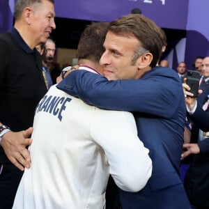 Et permettant ainsi à la France de décrocher sa première médaille d'or dans ces JO
Abdelatif Benazzi, Antoine Dupont et le président Emmanuel Macron - La France remporte la finale en Rugby à 7 après sa victoire face à Fidji (et sa première médaille d'or) lors des Jeux Olympiques (JO) de Paris 2024 au Stade de France à Saint-Denis, Seine Saint-Denis, France, le 27 juillet 2024. © Jacovides-Perusseau/Bestimage 