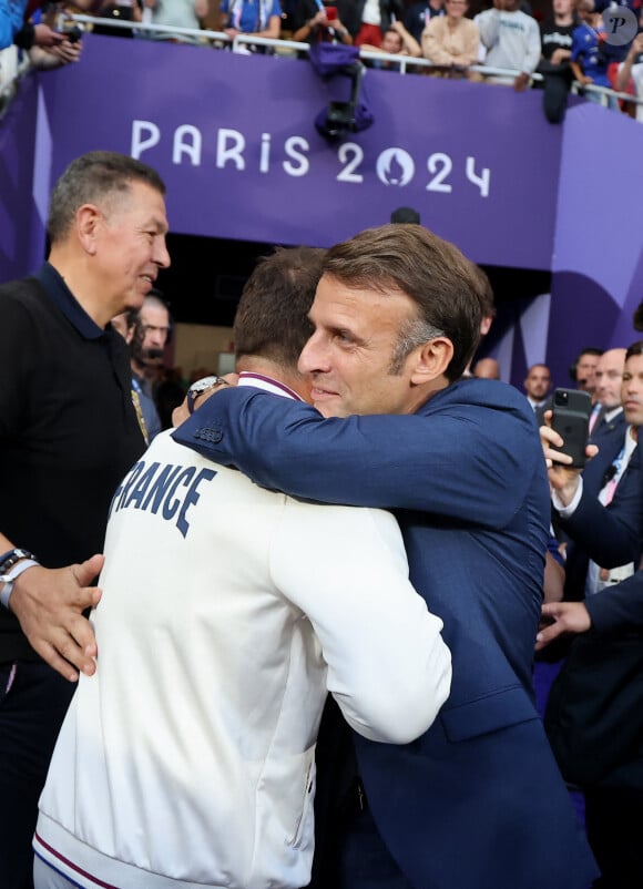 Et permettant ainsi à la France de décrocher sa première médaille d'or dans ces JO
Abdelatif Benazzi, Antoine Dupont et le président Emmanuel Macron - La France remporte la finale en Rugby à 7 après sa victoire face à Fidji (et sa première médaille d'or) lors des Jeux Olympiques (JO) de Paris 2024 au Stade de France à Saint-Denis, Seine Saint-Denis, France, le 27 juillet 2024. © Jacovides-Perusseau/Bestimage 