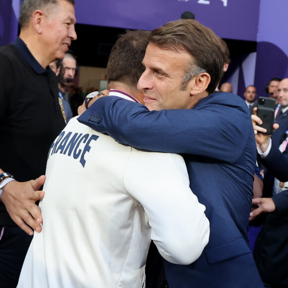 Et permettant ainsi à la France de décrocher sa première médaille d'or dans ces JO
Abdelatif Benazzi, Antoine Dupont et le président Emmanuel Macron - La France remporte la finale en Rugby à 7 après sa victoire face à Fidji (et sa première médaille d'or) lors des Jeux Olympiques (JO) de Paris 2024 au Stade de France à Saint-Denis, Seine Saint-Denis, France, le 27 juillet 2024. © Jacovides-Perusseau/Bestimage 