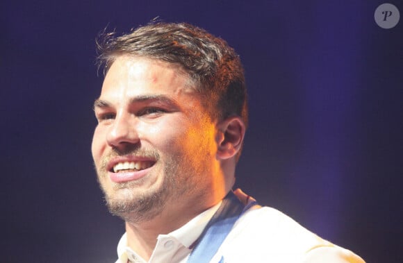 La personnalité en question : Antoine Dupont
Antoine Dupont (FRA) - Les joueurs de l'équipe de France de Rugby à 7 célèbrent leur médaille d'or au Club France porte de la Villette lors des Jeux Olympiques (JO) de Paris 2024, à Paris, France, le 27 juillet 2024. © Jonathan Rebboah/Panoramic/Bestimage 