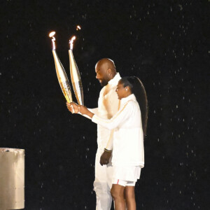 Teddy Riner et Marie-José Pérec les derniers relayeurs de la flamme Olympiques au chaudron attaché à un ballon géant lors de la cérémonie d'ouverture des Jeux Olympiques (JO) de Paris 2024, à Paris, France, le 26 juillet 2024. © Michael Baucher /Panoramic/Bestimage 