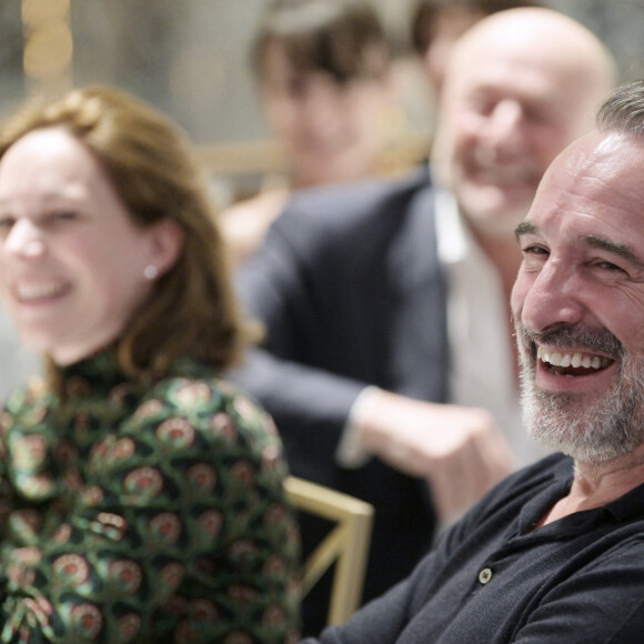 Jean Dujardin et sa femme Nathalie Péchalat (nouvelle présidente de l'association "Premiers de Cordée") - Dîner de charité Breitling à la Samaritaine pour l'association "Premiers de Cordée" à Paris le 4 avril 2024. © Rachid Bellak/Bestimage 