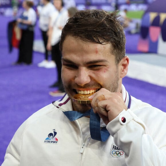 Et permettant ainsi à la France de décrocher sa première médaille d'or dans ces JO
Antoine Dupont sacré champion olympique en rugby à 7 aux Jeux olympiques de Paris 2024 le 27 juillet 2024 au Stade de France. (Credit Image: © Mickael Chavet/ZUMA Press Wire)