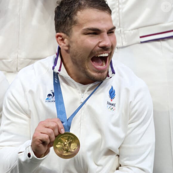 Antoine Dupont sacré champion olympique en rugby à 7 aux Jeux olympiques de Paris 2024 le 27 juillet 2024 au Stade de France. (Credit Image: © Mickael Chavet/ZUMA Press Wire)