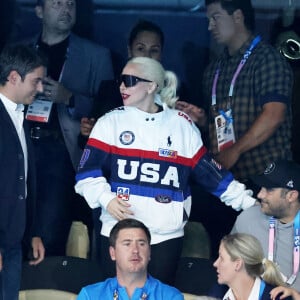 C'est ce qu'a appris en avant-première le Premier ministre démissionnaire !
Gabriel Attal et Lady Gaga, Michael Polansky - Lady Gaga et son fiancé Michael Polansky assistent à la victoire de Léon Marchand sur 400 m 4 nage lors des Jeux Olympiques de Paris 2024 (JO) à Paris La Defense Arena à Nanterre le 28 juillet 2024. © Dominique Jacovides-Pierre Perusseau/Bestimage 