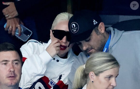 Lady Gaga et son fiancé Michael Polansky assistent à la victoire de Léon Marchand sur 400 m 4 nage lors des Jeux Olympiques de Paris 2024 (JO) à Paris La Defense Arena à Nanterre le 28 juillet 2024. © Dominique Jacovides-Pierre Perusseau/Bestimage 