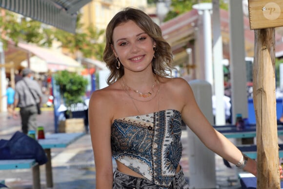 Exclusif - La chanteuse niçoise Carla (Carla Lazzari) sur la Promenade des Anglais à Nice, France, le 17 août 2021. Carla Lazzari, qui a représenté la France en 2019 à l'Eurovision Junior, sort un nouvel album et débarque dans Fortnite (le 21 août 2021) avec son titre "Bim Bam Toi" ! © Eric Ottino/Nice Mtin/Bestimage 