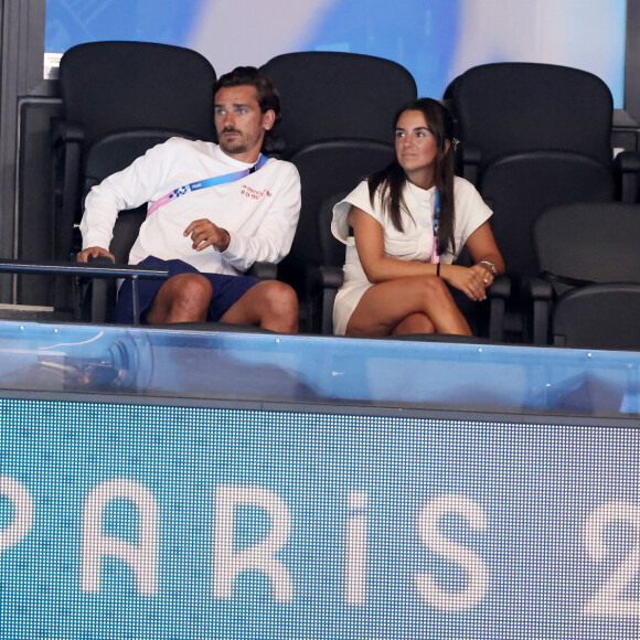 Chaque tweet d'Antoine Griezmann enclenche un énorme buzz
 
Antoine Griezmann et sa femme Erika Choperena - Célébrités assistent à la victoire de Léon Marchand qui devient champion Olympique sur 400 m 4 nages lors des Jeux Olympiques de Paris 2024 (JO) à Paris La Defense Arena à Nanterre le 28 juillet 2024. © Dominique Jacovides-Pierre Perusseau/Bestimage