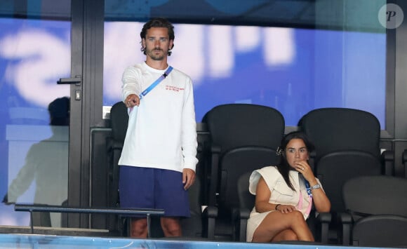 Antoine Griezmann et sa femme Erika Choperena - Célébrités assistent à la victoire de Léon Marchand qui devient champion Olympique sur 400 m 4 nages lors des Jeux Olympiques de Paris 2024 (JO) à Paris La Defense Arena à Nanterre le 28 juillet 2024. © Dominique Jacovides-Pierre Perusseau/Bestimage