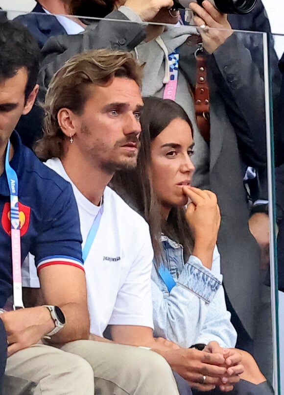 Antoine Griezmann et sa femme Erika Choperena - Les célébrités assistent à la Finale de Rugby à 7 opposant la France aux Fidji lors des Jeux Olympiques de Paris 2024 (JO) au Stade de France à Saint-Denis, Seine Saint-Denis, le 27 juillet 2024. © Jacovides-Perusseau/Bestimage