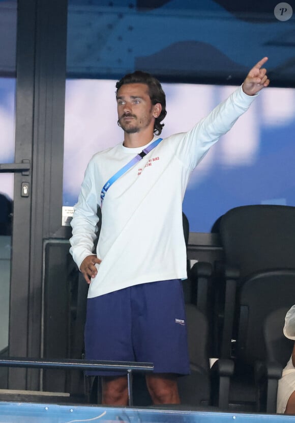 Antoine Griezmann - Célébrités assistent à la victoire de Léon Marchand qui devient champion Olympique sur 400 m 4 nages lors des Jeux Olympiques de Paris 2024 (JO) à Paris La Defense Arena à Nanterre le 28 juillet 2024. © Dominique Jacovides-Pierre Perusseau/Bestimage