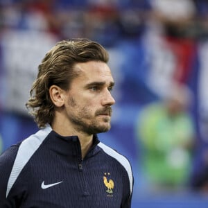 Antoine Griezmann - Echauffement des joueurs de France - L'équipe de France l'emporte sur le Portugal (0-0, 5-3 tab) en quart de finale de l'Euro 2024 au stade Volksparkstadion à Hambourg le 5 juillet 2024. © Elyxandro Cegarra / Panoramic / Bestimage