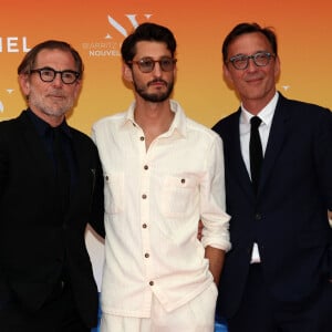 Ces dernières semaines, Pierre Niney était sur tous les fronts pour promouvoir le film "Le Comte de Monte-Cristo" dévoilé au cinéma en juin dernier.
Matthieu Delaporte, Pierre Niney et Alexandre de la Patellière, le 21 juin 2024, au théatre de la Gare du Midi à Biarritz lors du Biarritz Film Festival - Nouvelles Vagues 2024. © Jean-Marc Lhomer / Bestimage