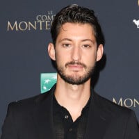 Pierre Niney découvre qu'il a une cousine aussi célèbre que lui et qu'elle joue aussi dans le Comte de Monte-Cristo !