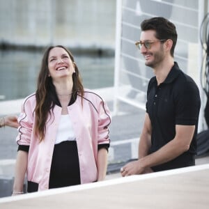 Exclusif - Anaïs Demoustier (enceinte), Pierre Niney - Plateau de l'émission "C à vous" lors du 77ème Festival International du Film de Cannes le 23 mai 2024. © Jack Tribeca / Bestimage No Web - Belgique et Suisse 