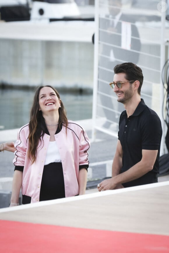 Exclusif - Anaïs Demoustier (enceinte), Pierre Niney - Plateau de l'émission "C à vous" lors du 77ème Festival International du Film de Cannes le 23 mai 2024. © Jack Tribeca / Bestimage No Web - Belgique et Suisse 