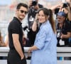 Oeuvre dans laquelle il donne la réplique à l'actrice Anaïs Demoustier... Qui est aussi sa cousine... Mais cela, tous deux l'ignoraient.
Pierre Niney, Anaïs Demoustier (enceinte) - Photocall du film "Le comte de Monte Cristo" (Hors Compétition) lors du 77ème Festival International du Film de Cannes (14 - 25 mai 2024), le 23 mai 2024. © Moreau / Jacovides / Bestimage 