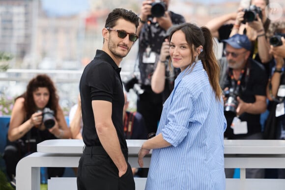 Oeuvre dans laquelle il donne la réplique à l'actrice Anaïs Demoustier... Qui est aussi sa cousine... Mais cela, tous deux l'ignoraient.
Pierre Niney, Anaïs Demoustier (enceinte) - Photocall du film "Le comte de Monte Cristo" (Hors Compétition) lors du 77ème Festival International du Film de Cannes (14 - 25 mai 2024), le 23 mai 2024. © Moreau / Jacovides / Bestimage 