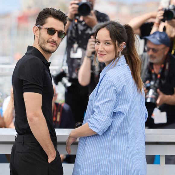 Oeuvre dans laquelle il donne la réplique à l'actrice Anaïs Demoustier... Qui est aussi sa cousine... Mais cela, tous deux l'ignoraient.
Pierre Niney, Anaïs Demoustier (enceinte) - Photocall du film "Le comte de Monte Cristo" (Hors Compétition) lors du 77ème Festival International du Film de Cannes (14 - 25 mai 2024), le 23 mai 2024. © Moreau / Jacovides / Bestimage 