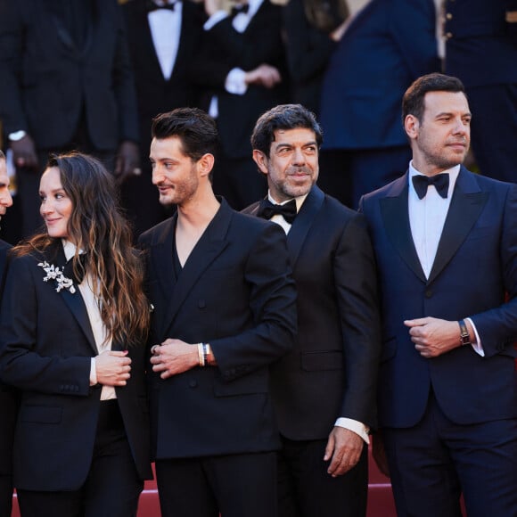 Vassili Schneider, Matthieu Delaporte, Anais Demoustier (enceinte), Pierre Niney, Pierfrancesco Favino, Laurent Lafitte - Montée des marches du film " Le comte de Monte-Cristo " lors du 77ème Festival International du Film de Cannes, au Palais des Festivals à Cannes. Le 22 mai 2024 © Jacovides-Moreau / Bestimage 