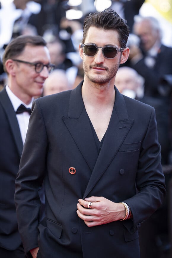 Pierre Niney - Montée des marches du film " Le comte de Monte-Cristo " lors du 77ème Festival International du Film de Cannes, au Palais des Festivals à Cannes. Le 22 mai 2024 © Olivier Borde / Bestimage 