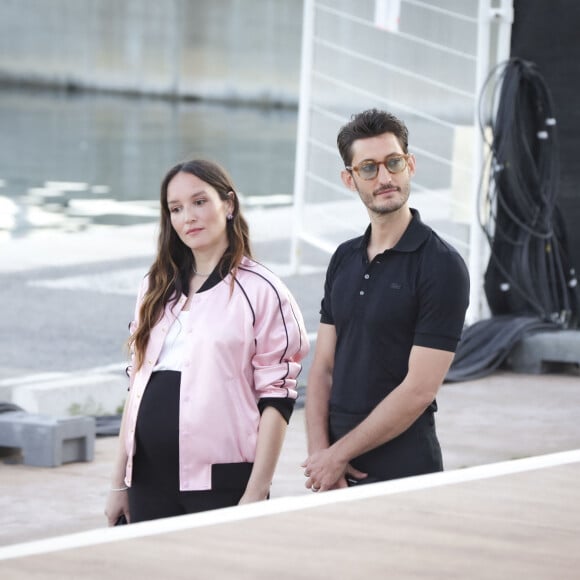 Exclusif - Pierre Niney, Anaïs Demoustier (enceinte) - Plateau de l'émission "C à vous" lors du 77ème Festival International du Film de Cannes le 23 mai 2024. © Jack Tribeca / Bestimage 