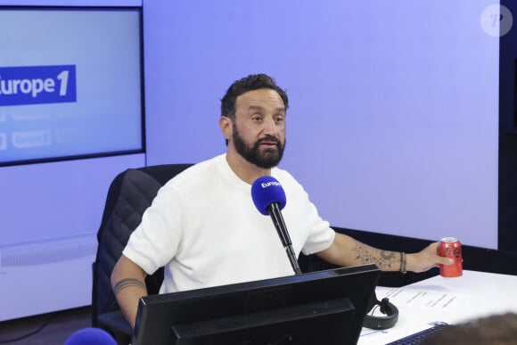 Exclusif - Cyril Hanouna - C.Hanouna avec ses chroniqueurs G.Maillet, E.Naulleau, G.Le Bret, V.Benaim, R.Aabou, et l'invité du jour, N.Dupont-Aignan, aux commandes de l'émission "On Marche Sur La Tête" diffusée en direct sur les ondes de radio Europe 1, à Paris, France, le 18 juin 2024. © Jack Tribeca/Bestimage 