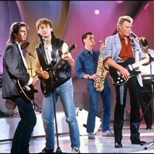 Archives - Johnny Hallyday avec Jean-Jacques Goldman et Michael Jones sur le plateau de l'émission "Champs Elysées".