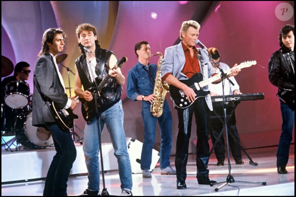 Archives - Johnny Hallyday avec Jean-Jacques Goldman et Michael Jones sur le plateau de l'émission "Champs Elysées".