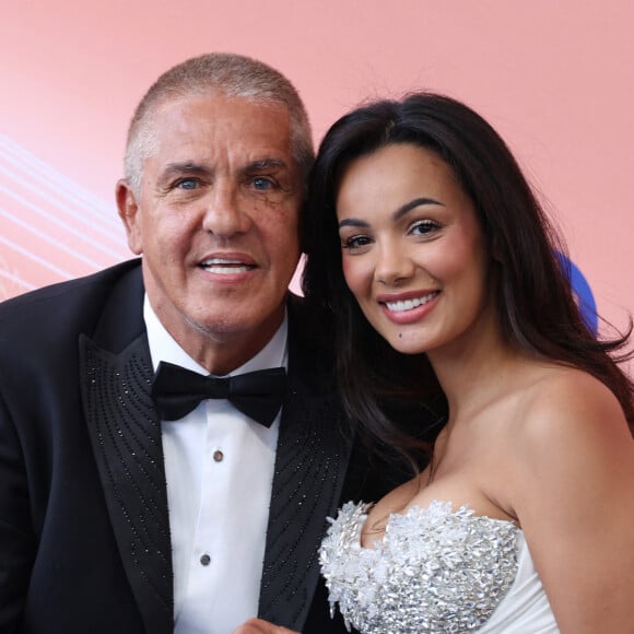 Samy Naceri a 33 ans d'écart avec sa compagne Sofia
Samy Naceri et sa compagne Sofia Athena - Photocall et cérémonie de clôture de la 63ème édition du Festival de Télévision de Monte-Carlo (63rd Golden Nymph) au Grimaldi Forum à Monaco le 18 juin 2024. © Denis Guignebourg / Bestimage 