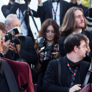 Samy Naceri et Sofia Athena - Montée des marches pour la cérémonie de clôture du 77ème Festival International du Film de Cannes au Palais des Festivals à Cannes. Le 25 mai 2024 © Christophe Clovis / Bestimage 