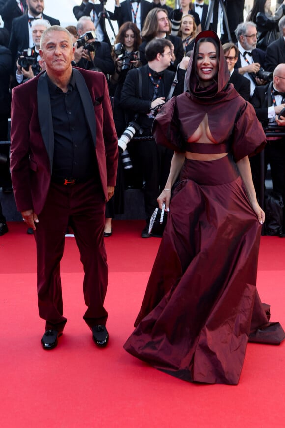 Samy Naceri et Sofia Athena - Montée des marches pour la cérémonie de clôture du 77ème Festival International du Film de Cannes au Palais des Festivals à Cannes. Le 25 mai 2024 © Christophe Clovis / Bestimage 