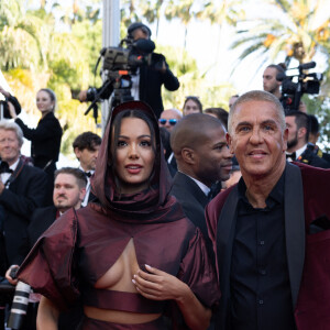 Samy Naceri et Sofia Athena - Montée des marches pour la cérémonie de clôture du 77ème Festival International du Film de Cannes au Palais des Festivals à Cannes. Le 25 mai 2024 © Olivier Borde / Bestimage 